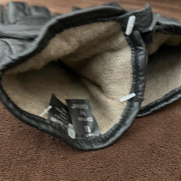 NWT. Men’s black leather gloves. Size medium. - Picture 3 of 4